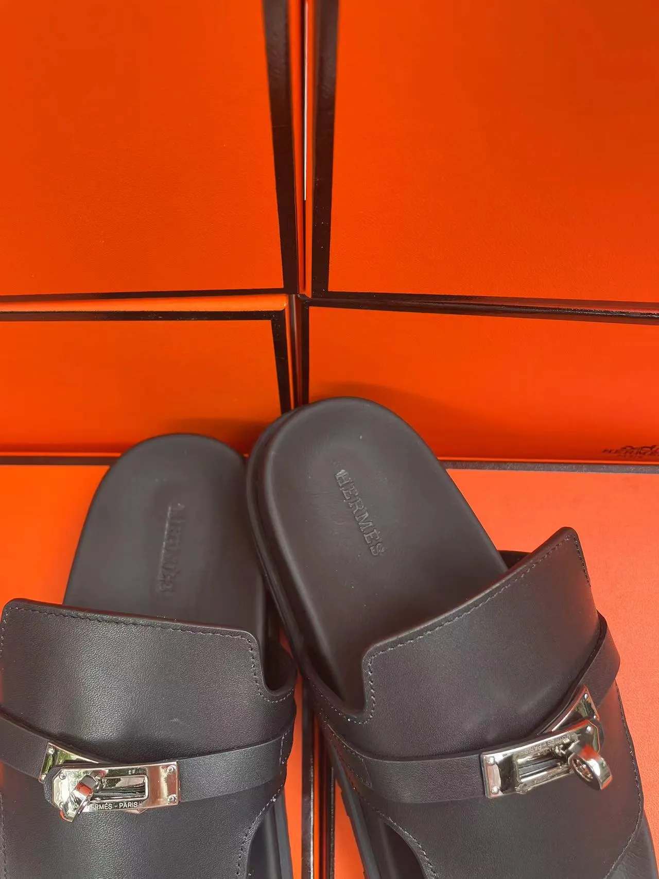 👟👟Ex-factory price 480👟👟, H HERMES is the same style for men and women, the couple's second uncle shoes that have become very popular recently - sandals, paired with various colorful socks, very trendy ✅Upper: imported mixed sheepskin and deerskin ✅Inner: imported mixed sheepskin ✅Outsole: Tpu non-slip and wear-resistant outsole ✅Size: women's 35-42. Male 38-46
